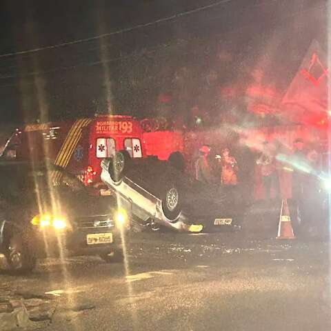 Capotagem bloqueia tr&acirc;nsito no Pioneiros, perto do Lago do Amor