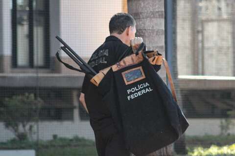 PF apreende escopeta e faz pris&atilde;o em ofensiva contra esquema bilion&aacute;rio de droga