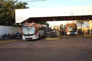 Ônibus saem das garagens e voltam a pegar passageiros após dia de negociação Ônibus saem das garagens e voltam a pegar passageiros após dia de negociação