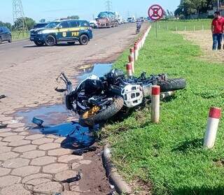 Conversão na saída de posto termina em acidente e condutor de BMW ferido Conversão na saída de posto termina em acidente e condutor de BMW ferido