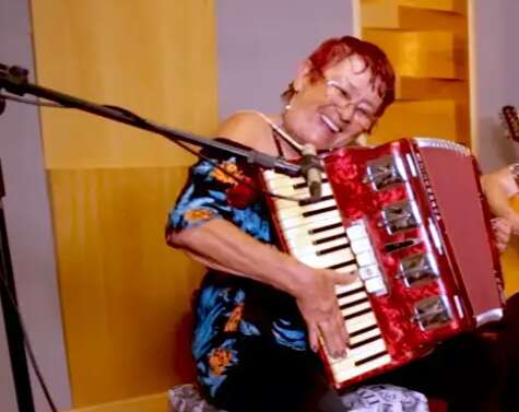 Betinha foi leoa imbatível com acordeão e sorriso que não sumia
