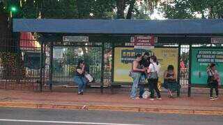 Ônibus retornam, mas incerteza faz usuários dependerem de caronas Ônibus retornam, mas incerteza faz usuários dependerem de caronas