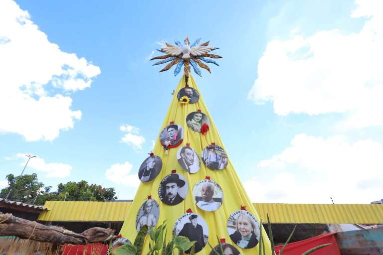 Árvore diferente "liberta espíritos" para ano começar bem logo no Natal