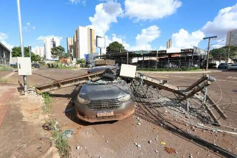 Caminh&atilde;o arrasta fia&ccedil;&atilde;o, derruba quatro postes e deixa idoso preso em carro