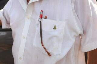 Caminh&atilde;o arrasta fia&ccedil;&atilde;o, derruba quatro postes e deixa motorista preso em carro