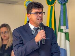 Na contram&atilde;o da crise do 13&ordm;, cidade distribui b&ocirc;nus de R$ 2 mil a servidores