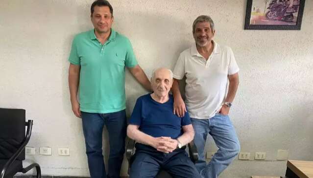 Filhos aprenderam mec&acirc;nica do zero para tocar oficina herdada do pai liban&ecirc;s