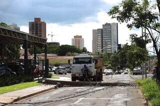 Caminh&atilde;o arrasta fia&ccedil;&atilde;o, derruba quatro postes e deixa motorista preso em carro