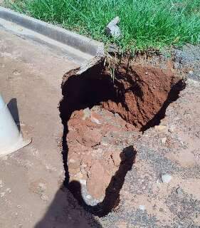 Ap&oacute;s nove dias do conserto, cratera reaparece no Jardim Mansur 