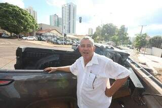 Caminh&atilde;o arrasta fia&ccedil;&atilde;o, derruba quatro postes e deixa motorista preso em carro