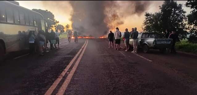 Ind&iacute;genas protestam e fecham trecho da MS-162 pedindo melhorias 