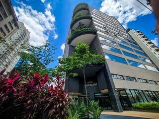 Ap&oacute;s 11 anos, pr&eacute;dio sai do papel inspirado em SP e floreiras gigantes 