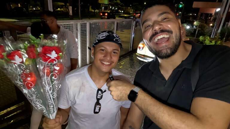 Por até R$ 50, vendedor de rosas é o pesadelo dos homens no rolê