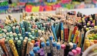 Caneta e l&aacute;pis t&ecirc;m a maior varia&ccedil;&atilde;o de pre&ccedil;o entre os itens de material escolar