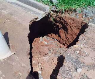 Ap&oacute;s nove dias do conserto, cratera reaparece no Jardim Mansur 