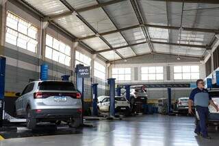 Filhos aprenderam mec&acirc;nica do zero para tocar oficina herdada do pai liban&ecirc;s