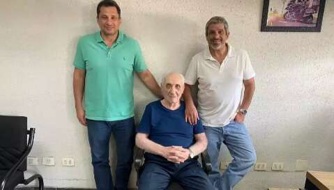 Filhos aprenderam mec&acirc;nica do zero para tocar oficina herdada do pai liban&ecirc;s