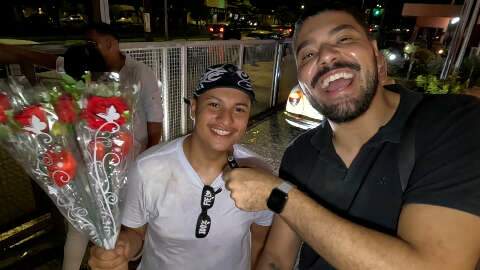 Por at&eacute; R$ 50, vendedor de rosas &eacute; o pesadelo dos homens no rol&ecirc;