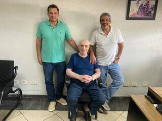 Filhos aprenderam mec&acirc;nica do zero para tocar oficina herdada do pai liban&ecirc;s