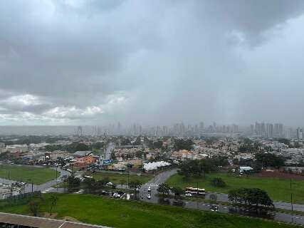 Chuva se espalha por Campo Grande e interior tem alerta do Inmet