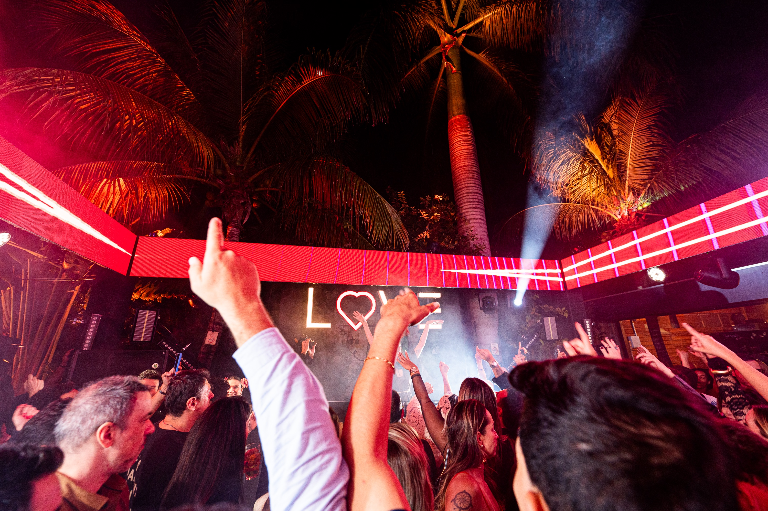 Hoje tem Festa Love Party, Paredão Dark Room e Especial Nirvana 