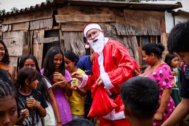 Papai Noel leva magia do Natal e transforma domingo das crian&ccedil;as do Noroeste