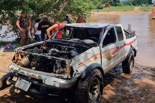 Caminhonete cai de balsa e homem morre afogado em rio 