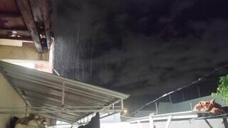 Sob alerta de temporal, domingo termina com chuva em Campo Grande