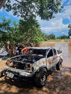 Caminhonete cai de balsa e homem morre afogado em rio 
