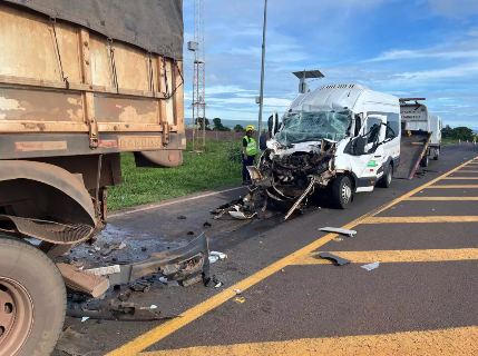 Van com pacientes de hemodi&aacute;lise colide com caminh&atilde;o; um morre e 6 ficam feridos