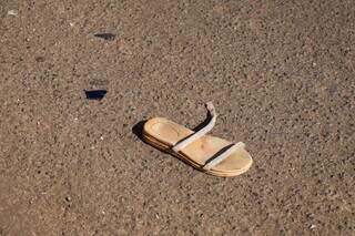 Condutor freia por 90 metros, atropela e deixa mulher em estado greve