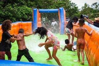 Papai Noel leva magia do Natal e transforma domingo das crian&ccedil;as do Noroeste