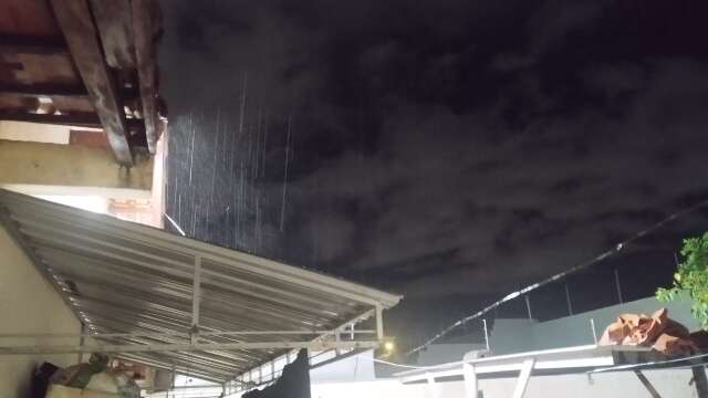 Sob alerta de temporal, domingo termina com chuva em Campo Grande