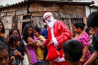 Papai Noel leva magia do Natal e transforma domingo das crian&ccedil;as do Noroeste