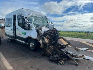 Van com pacientes de hemodi&aacute;lise colide com caminh&atilde;o; um morre e 6 ficam feridos