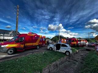 Acidente entre carreta e carro de aplicativo deixa crian&ccedil;a e mais 3 feridos