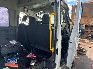 Van com pacientes de hemodi&aacute;lise colide com caminh&atilde;o; um morre e 6 ficam feridos