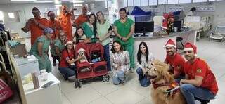 De roupinhas natalinas, c&atilde;es "bombeiros" mudam rotina no Hospital Regional