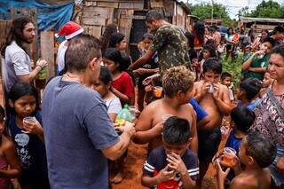 Papai Noel leva magia do Natal e transforma domingo das crian&ccedil;as do Noroeste
