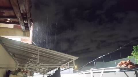 Sob alerta de temporal, domingo termina com chuva em Campo Grande