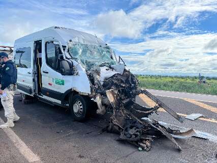 Van com pacientes de hemodi&aacute;lise colide com caminh&atilde;o; um morre e 6 ficam feridos