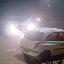 Motorista faz "cavalinho de pau" no meio de avenida movimentada