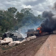 Carreta pega fogo ap&oacute;s acidente na BR-163 e chamas altas assustam condutores