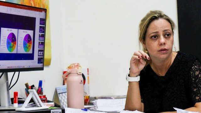 Delegada assume papel al&eacute;m da pol&iacute;cia ao orientar jovens sobre cursos gratuitos