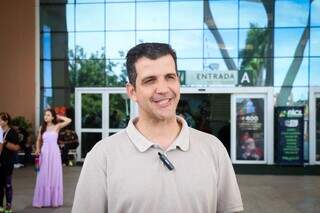 Pai que j&aacute; se vestiu de Axl Rose para filha madruga para garantir ingresso