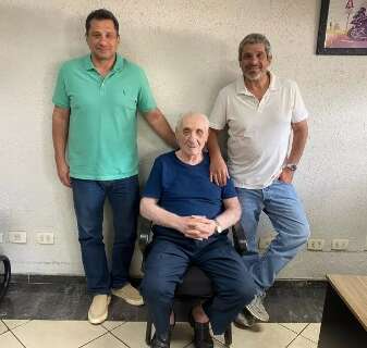 Filhos aprenderam mec&acirc;nica do zero para tocar oficina herdada do pai liban&ecirc;s