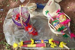 Fam&iacute;lia faz do canteiro da Afonso Pena um ateli&ecirc; de arte ancestral