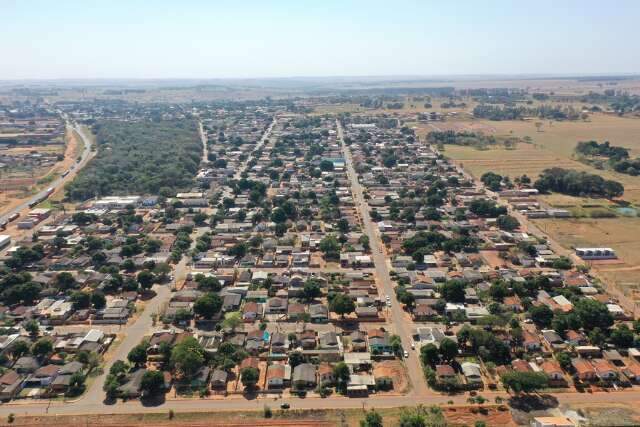 Homem &eacute; executado a tiros dentro de carro por dupla em motocicleta