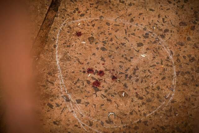 Homem tem casa invadida enquanto dormia e &eacute; baleado no peito