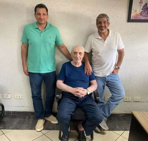 Filhos aprenderam mec&acirc;nica do zero para tocar oficina herdada do pai liban&ecirc;s